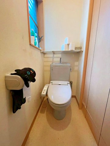 寝屋川市高柳3丁目　中古戸建のトイレ|トイレは2か所ございます！それぞれ小窓付きです。