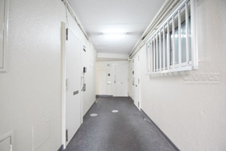 【その他共用部分】 | 当該フロアの共用廊下です。ここもきれいに清掃されています。周囲のお部屋の様子も、ぜひ伺ってみてください。～即日のご見学可能～　お問合せはお気軽にどうぞ。