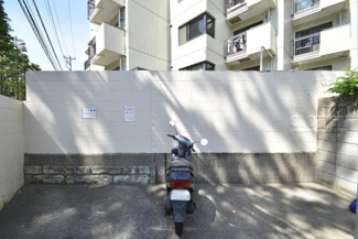 【駐車場】 | バイク置き場。空き区画の有無や駐輪料金、サイズおよび排気量規定などについては、改めてお問い合わせください。～即日のご見学可能～　お問合せはお気軽にどうぞ。