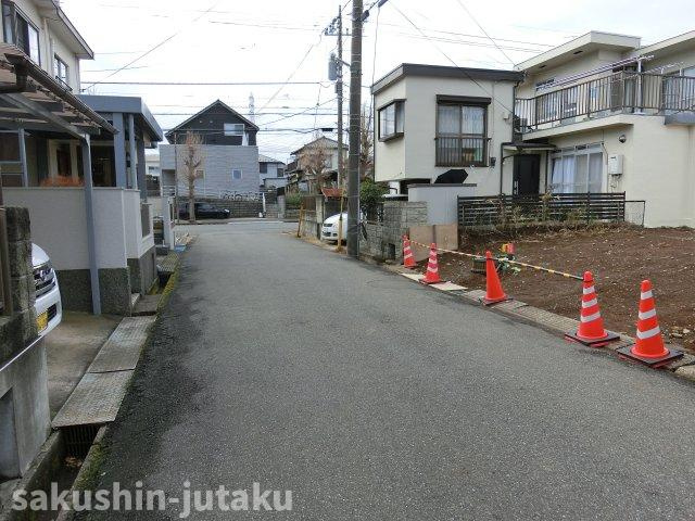 勝田台３丁目　売地の前面道路含む現地写真|勝田台３丁目　売地　建築条件なし　更地につき即建築可　東南側５ｍ公道面　