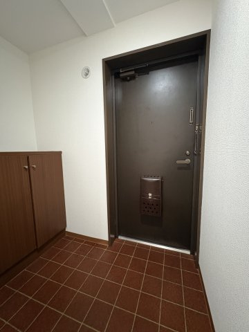 プラムロイヤル原木中山の玄関