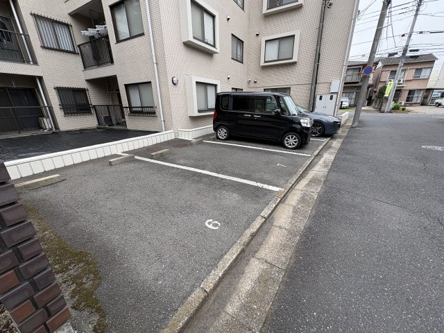 プラムロイヤル原木中山の駐車場