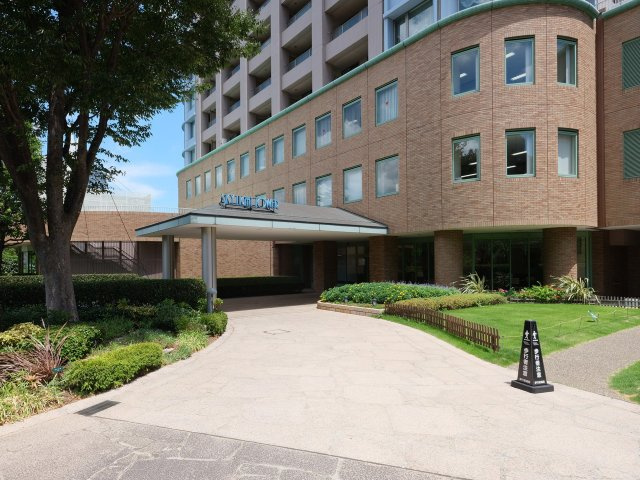 スカイライトタワーのエントランス