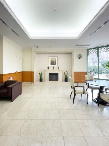 スカイライトタワーのエントランス