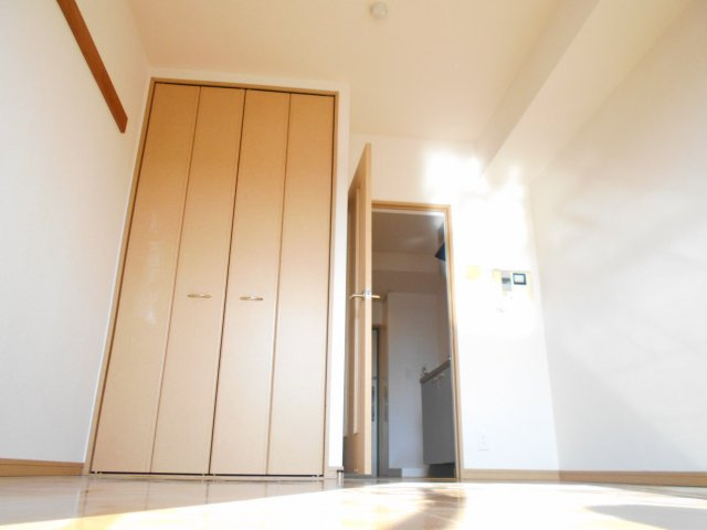 ピアリーさつきの洋室