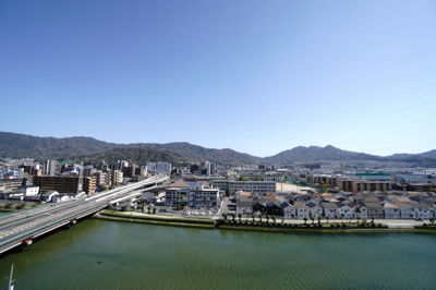 【展望】 | 【上質リノベ】ダイアパレス海田 | 【四季を感じる】
四季の移ろい・爽やかな青空や風を感じられ
自然を愉しめるパノラマビュー。
毎日の暮らしに余裕を感じさせてくれる、
遮る物の無い開放的な眺望を是非、ご堪能ください。