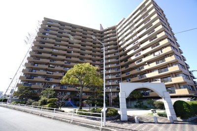 【外観】 | 【上質リノベ】ダイアパレス海田 | 【耐震性】
耐震性の高さを判断するポイントは、
建築確認申請日が1981年6月1日以降の
新耐震基準に適合しているかどうか。
震度６程度の大地震でも
建物が崩壊しないレベルが基準になりました。