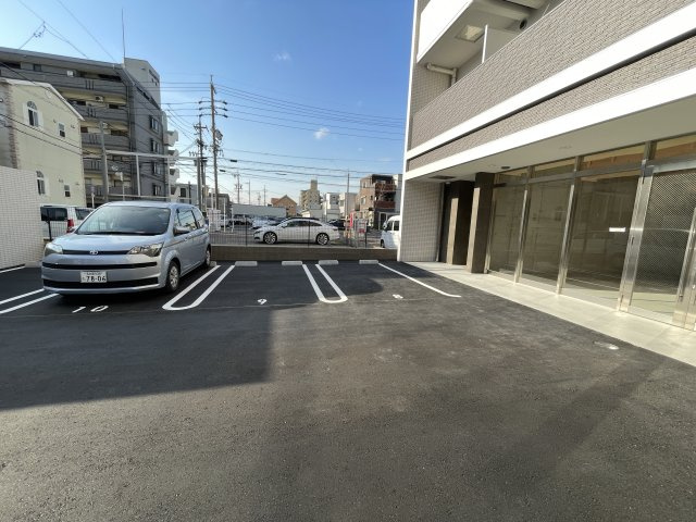 NEUA　NARUMIの駐車場