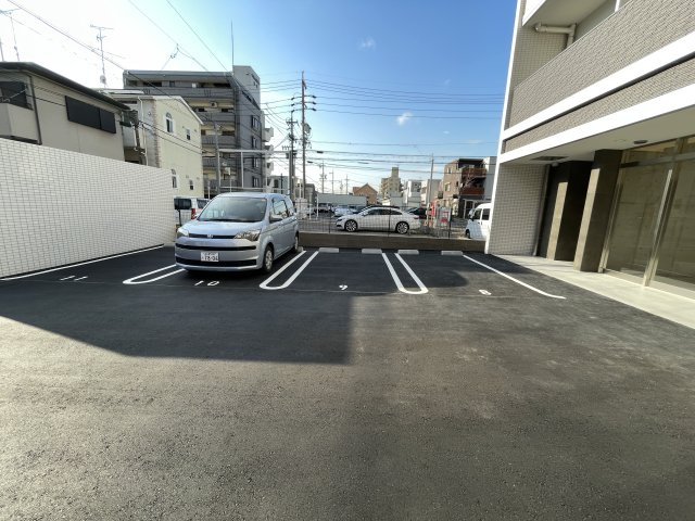 NEUA　NARUMIの駐車場