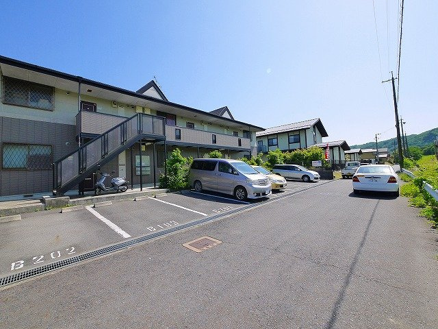 プレミール加茂Ｂの駐車場|駐車場に車を止められます