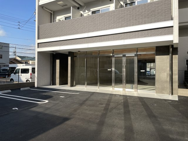 NEUA　NARUMIの駐車場