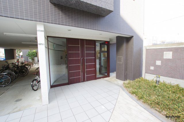 Gramercy Juso-higashi 2nd　仲介手数料無料のエントランス