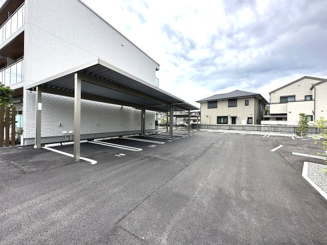プレミアスの駐車場