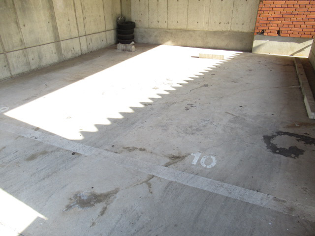 ロイヤルメゾン富士の駐車場