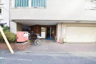 【エントランス】 | お客様を、そして住人を出迎えてくれるマンションのエントランス。ゴミが落ちていないことからも、管理状態の良さや住民の節度の高さが見て取れます。～即日のご見学可能～　お問合せはお気軽にどうぞ。