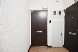 【その他共用部分】 | 皆様をお迎えする、お部屋の玄関ドア。開けやすさや開放角度、ドアノブの操作しやすさや鍵の形状などを、現地で一度ご確認ください。～即日のご見学可能～　お問合せはお気軽にどうぞ。
