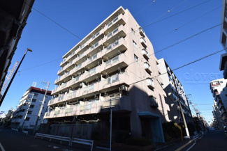 【外観】 | 青空によく映える建物です。手入れの行き届いた外壁やマンション正面エントランスなど、綺麗な姿をぜひ一度、現地にてご覧ください。～即日のご見学可能～　お問合せはお気軽にどうぞ。
