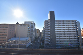 【展望】 | 眼前に広がる空の雄大さと、このお部屋の自慢の一つである「眺望」をご覧ください。毎日、この景色を独り占めできる新生活に夢が広がります。～即日のご見学可能～　お問合せはお気軽にどうぞ。

