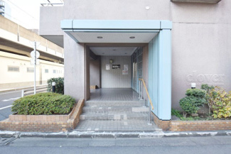 【エントランス】 | マンションの正面エントランス。出入りする人間を癒してくれるマンション入り口であり、その建物の「顔」でもあります。～即日のご見学可能～　お問合せはお気軽にどうぞ。
