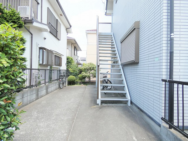 コージーフラット日野のエントランス