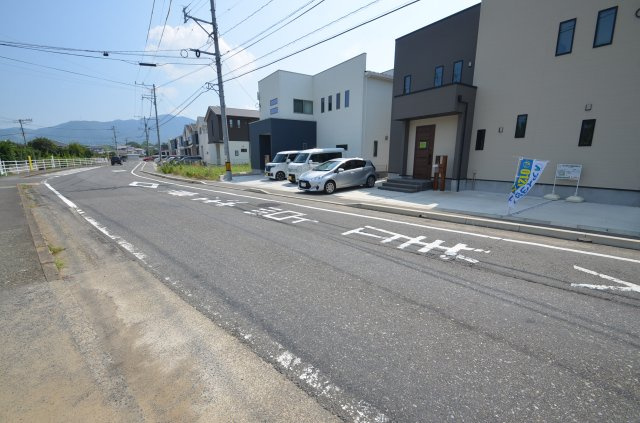 新築住宅　真名子1丁目　1号棟の前面道路含む現地写真