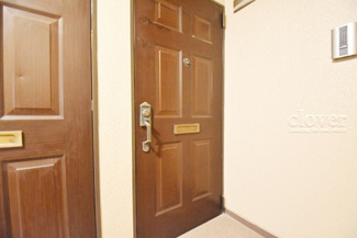 【その他共用部分】 | 皆様をお迎えする、お部屋の玄関ドア。開けやすさや開放角度、ドアノブの操作しやすさや鍵の形状などを、現地で一度ご確認ください。～即日のご見学可能～　お問合せはお気軽にどうぞ。