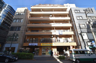 【外観】 | 手入れの行き届いた外壁やエントランスなど、「見ればわかる」レベルで清潔感を保ったマンションです。築年数を感じさせない姿で皆様をお出迎えします。～即日のご見学可能～　お問合せはお気軽にどうぞ。
