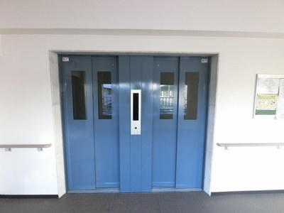 【その他共用部分】 | 第2磯子ハイツ | お買い物時やベビーカーの出し入れに便利なエレベーター付です。混雑時にも便利なエレベーター2基付です。