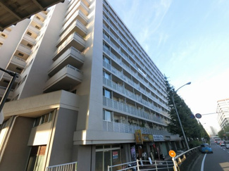 【外観】 | 総戸数242戸、1973年4月築、管理人は日勤勤務につき管理体制良好です♪