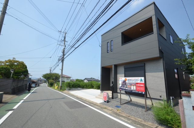 新築住宅　上の原2丁目の前面道路含む現地写真