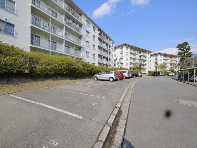 近鉄東生駒ガーデンハイツFの駐車場