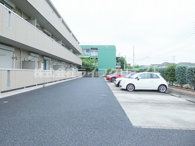 クレスト豊田の駐車場