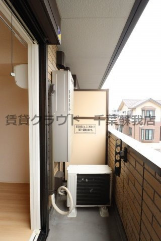 メゾンエミールドゥのバルコニー|バルコニー付きのしっかり光が取り込める洋室です！