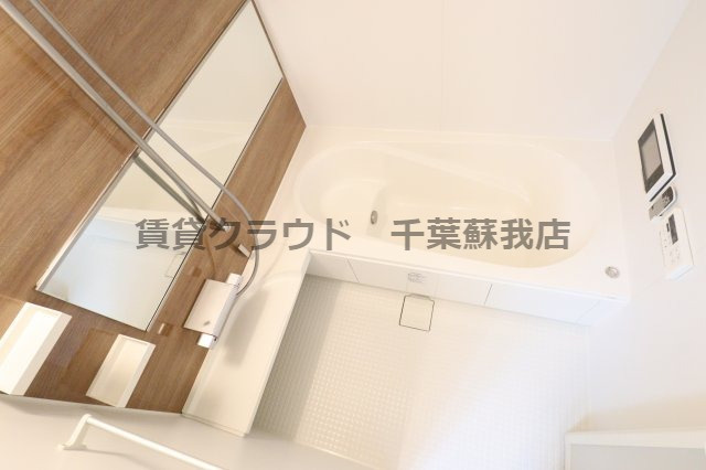 メゾンエミールドゥの浴室|アクセントパネルがシックで落ち着いた雰囲気の浴室です！