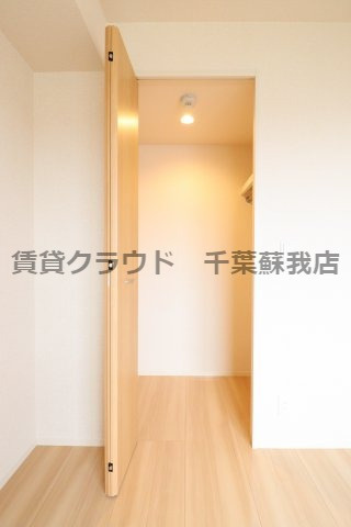 メゾンエミールドゥの収納|ハンガーラック付きと棚付きの収納スペース！