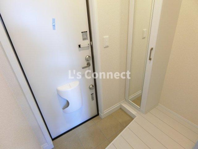 【玄関】 | ＦｏｌｕｎａⅠ | 背の高い下駄箱には鏡付きで身だしなみチェック。