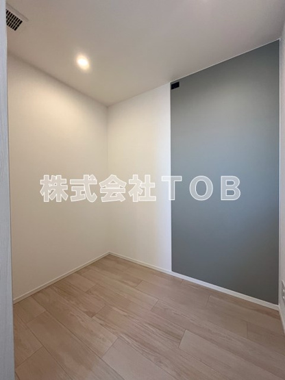 【内装】 | ザ・パークハビオ上北沢 | 納戸1.7帖　グレーの部分はマグネットがくっつきます