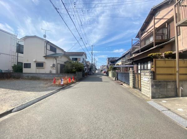 和歌山市西浜中古戸建の前面道路含む現地写真|学区の雑賀小学校は約1022m（徒歩約13分）、西浜中学校は約1387m（自転車約6分）