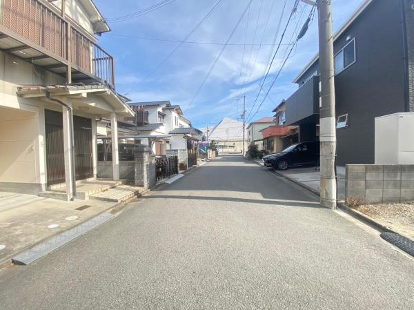 和歌山市西浜中古戸建の前面道路含む現地写真|前面道路広々の6ｍあります。車の出し入れ楽々可能で安心です。