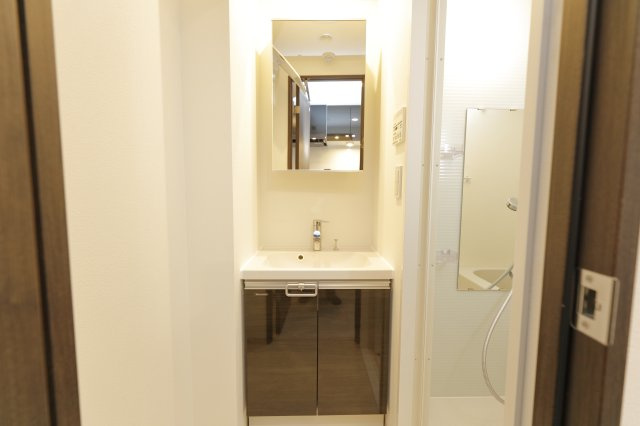 ルフレ プレミアム新小岩の独立洗面台|写真は６０２号室を掲載しています。同タイプになります。
