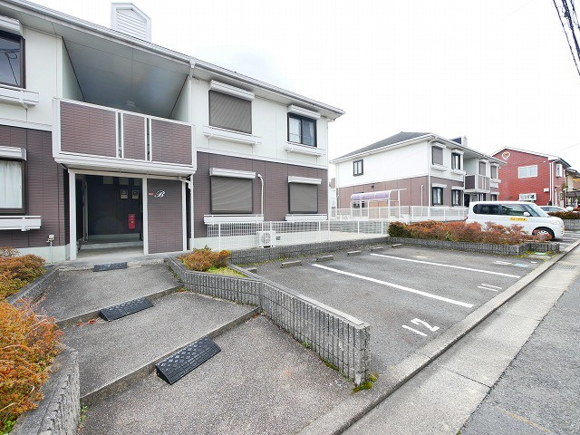 サンモールハイツの駐車場