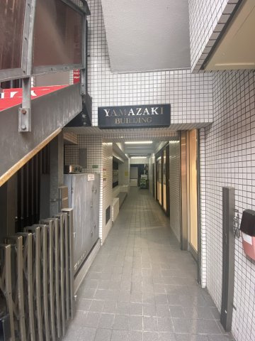 山﨑ビルのエントランス