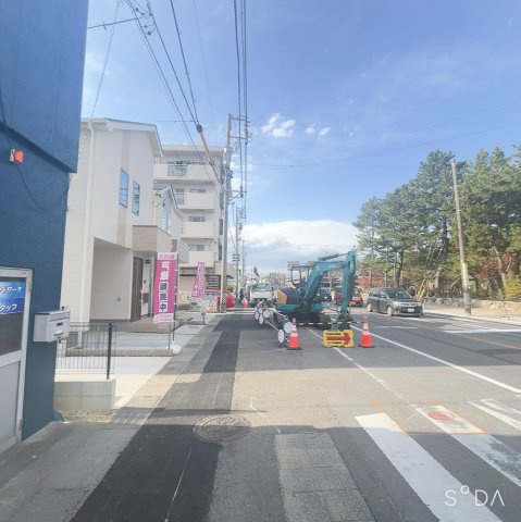 安城市小堤町新築戸建て『仲介料無料』の前面道路含む現地写真