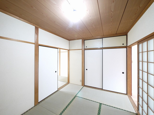 ハイツヨネダの居間・リビング|日本らしい落ち着いた雰囲気の和室です