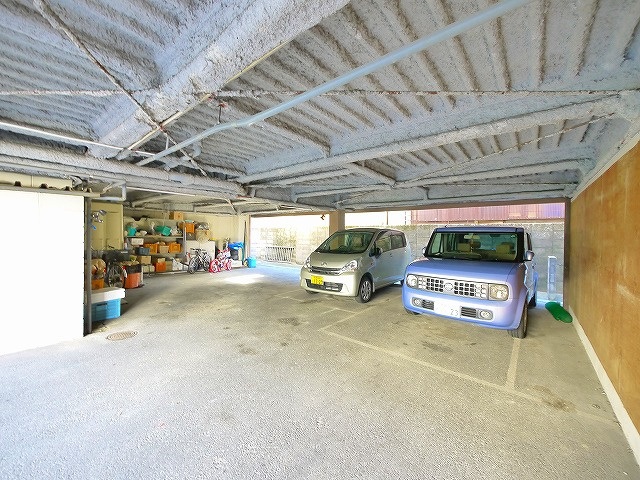 ハイツヨネダの駐車場