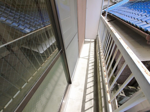 ハイツヨネダのバルコニー|暖かな日差しのふりそそぐバルコニー