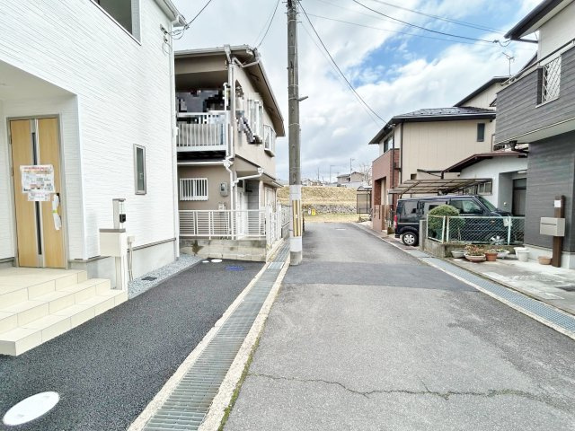 ◆限定１区画◆閑静な住宅地◆ＬＤＫ２０帖◆収納充実◆クレイドルガーデン亀岡市篠町馬堀第１の前面道路含む現地写真|前道