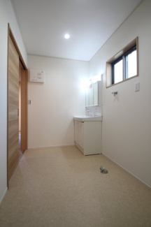 【洗面所】 | YMN蓬莱町貸住宅C(ガレージハウス) | 忙しい朝には欠かせない洗面所です