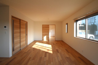 【居間・リビング】 | YMN蓬莱町貸住宅C(ガレージハウス) | こちらのリビングで趣味の時間をお楽しみください