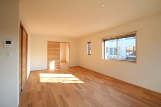 【居間・リビング】 | YMN蓬莱町貸住宅C(ガレージハウス) | こちらのリビングで趣味の時間をお楽しみください